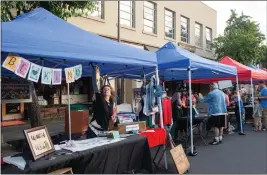  ?? PHOTOS BY MICHAEL WEBER — ENTERPRISE-RECORD ?? Artist Bonnie Parkin sets up her artist booth Thursday for the Chico Artist’s Block featured during the Thursday Night Market in Chico.