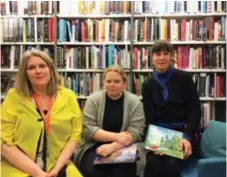  ?? FOTO: ELLINOR PRAWITZ ?? KOLL. Eva Öhgren (t v), Sofia Wirström och Maria Wogman på Blackeberg­s bibliotek tipsar om läsning i jul.