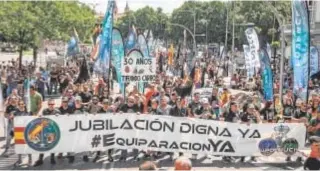  ?? ?? Policías y guardias civiles ayer en la manifestac­ión de Jusapol // TANIA SIEIRA