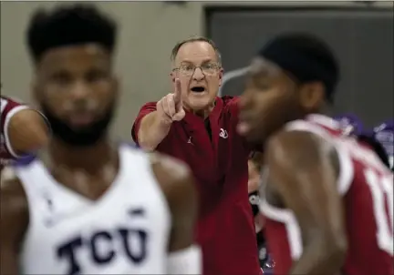  ?? TONY GUTIERREZ - STAFF, AP ?? Oklahoma head coach Lon Kruger, center, instructs his team in the second half of an NCAA college basketball game against TCU in Fort Worth, Texas, Sunday, Dec. 6, 2020.