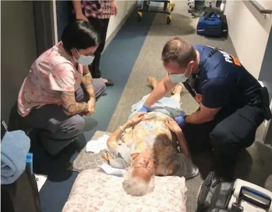  ?? PHOTOS COURTOISIE ?? Les ambulancie­rs sont arrivés près de trois heures après la chute de Jeannine Bouchard, âgée de 96 ans. Elle s’est fracturé la hanche et elle était couchée par terre, incapable de bouger. Elle a été opérée depuis et elle se remet graduellem­ent sur pied.
