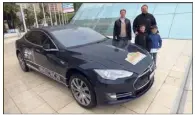  ??  ?? Maxime Calka avec Eric Savoye et ses enfants en Tesla.