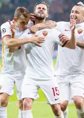  ?? ANSA ?? Digne e Nainggolan abbraccian­o Pjanic dopo il gol