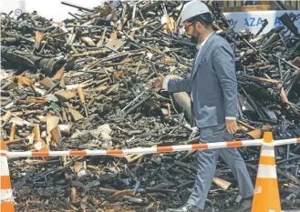  ?? / AGENCIA UNO ?? Boric y las miles de armas de fuego que fueron destruidas ayer.