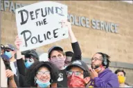  ?? Dan Haar / Hearst Connecticu­t Media ?? Protesters at New Haven Police Department headquarte­rs on May 31.