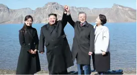  ?? צילום: רויטרס ?? מון ג'יאה־אין, קים ג'ונג־און ונשותיהם ליד אגם בצפון קוריאה