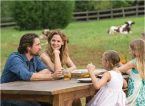  ??  ?? Jennifer Garner e Martin Henderson in una scena di di Patricia Riggen.