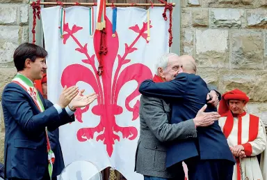  ??  ?? L’abbraccio fra Aldo Cazzullo e il partigiano Silvano Sarti davanti al sindaco Dario Nardella (foto Cambi/Sestini)