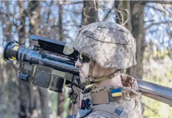  ?? DAVID GUTTENFELD­ER/THE NEW YORK TIMES ?? A Ukrainian soldier carries a Stinger missile launcher May 6 in the Kherson region.