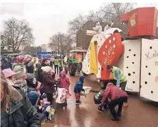  ?? RP-FOTO: MIKE MICHEL ?? Das Gedränge am Altmarkt hielt sich diesmal in Grenzen. Da gab es Kamelle genug für jeden.