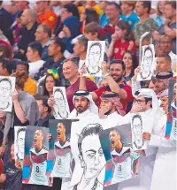  ?? ?? Con fotos de Ozil, varios espectador­es de Qatar se manifestar­on contra Alemania.