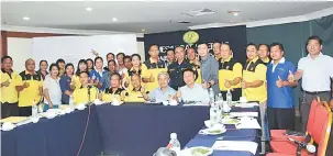  ??  ?? PEMENANG: Halimah (enam kiri) bersama barisan pemenang pada majlis penutupan Kejohanan Dart Beregu Terbuka Kastam 2017.