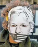  ?? ?? Manifestan­te con una careta de Assange.