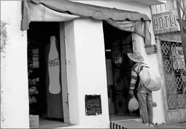  ??  ?? La fachada de “Posada San José” en la calle 60 entre 69 y 71. La venta de frituras y refrescos es disfraz de la práctica de la prostituci­ón