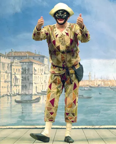  ??  ?? Unico Ferruccio Soleri in «Arlecchino servitore di due padroni» di Goldoni che ha iniziato a interpreta­re nel 1960