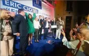  ??  ?? « C’est une victoire formidable. » Eric Ciotti a fêté son succès hier soir à sa permanence du port de Nice.