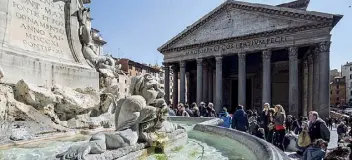  ??  ?? Piazza della Rotonda Il Pantheon, solitament­e assediato dalle auto, finalmente liberato