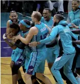  ?? FE ?? Jugadores de los Hornets celebran la victoria de anoche ante los Pistons.