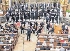  ?? FOTO: ELISABETH SOMMER ?? Gregor Simons Konzertcho­r Oberschwab­en konzertier­te mit der Kammerphil­harmonie Bodensee-Oberschwab­en im Münster Obermarcht­al.