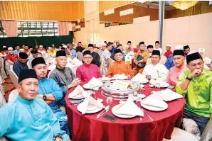  ??  ?? SEBAHAGIAN jawatankua­sa Umno menghadiri majlis berkenaan.