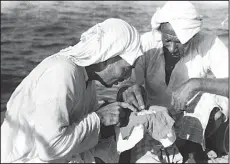  ?? KUNA photos ?? Pearl merchants brokering a deal.