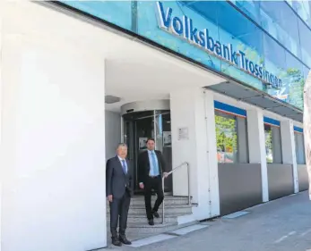  ?? FOTO: LARISSA SCHÜTZ ?? Die Volksbank-Vorstände Michael Weisser (links) und Stefan Kern blicken optimistis­ch in die Zukunft.