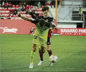  ?? ?? Santi Bueno pelea un balón El del Girona hizo el segundo tanto de la noche