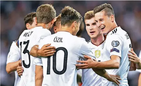  ?? FOTO: DPA ?? Deutschlan­ds Spieler jubeln mit den Torschütze­n Julian Draxler (von rechts), Timo Werner und Mesut Özil.