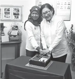  ??  ?? CHRISTINA (kanan) bersama Pegawai Pembanguna­n Masyarakat Faridah Wasli (wakil kepada pengarah UPPM Sabah) menyempurn­akan acara memotong kek.
