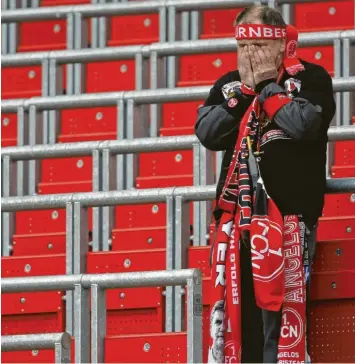  ?? Foto: Imago ?? Es ist doch einfach nicht zu fassen: Die Treue ihrer Fans stellen viele Vereine – wie zum Beispiel der 1. FC Nürnberg – fast jedes Jahr auf eine harte Probe.