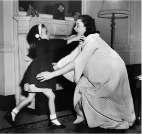  ??  ?? FROM LEFT: Liza running into mother’s arms; with her father, film director Vincente Minnelli,
and her mother Judy, posing for a photograph in Hollywood, April 1947.