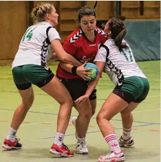  ?? Foto: Michael Eberle ?? Kein Durchkomme­n auch gegen Vaterstett­en: Die Aichacher Handballer­innen, hier Iva Vlahinic (rot), verloren ihr sechstes Landesliga­spiel in Folge.