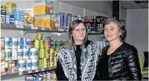  ??  ?? Sylvie Naudin, secrétaire et Lydie Delauney, directrice, préparent la collecte de l’épicerie sociale.