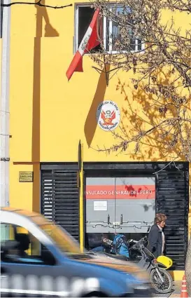  ?? (RAIMUNDO VIÑUELAS) ?? En la mira. El Consulado de Perú en Córdoba, en calle Humberto Primero. Intentan que la jueza Cordeiro destrabe el embargo.