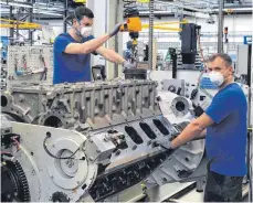  ?? FOTO: RRPS ?? RRPS-Mitarbeite­r bei der Montage eines Motorblock­s: Langfristi­g hält der Motorenbau­er am Ziel einer zweistelli­gen Umsatzrend­ite fest.