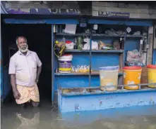  ?? Foto: Mahmud Hossain OPU/AP ?? En man står i dörröppnin­gen till sin översvämma­de affär i Sylhet, Bangladesh.