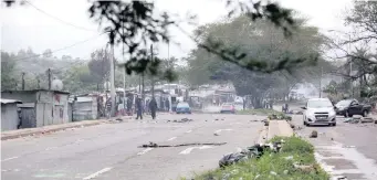  ?? | MOTSHWARI MOFOKENG African News Agency ( ANA) ?? POLICE monitor the situation across the Quarry road informal settlement after protesters closed roads with stones.