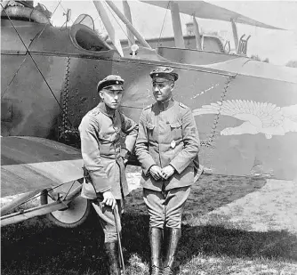  ??  ?? ■ Leutnant Hammes (right) during his flying service in the First World War. (CA)