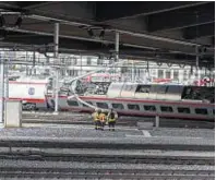  ??  ?? Rescuers next to the derailed train in Lucerne