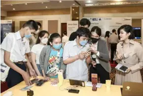  ?? VNA/VNS Photo Thanh Vũ ?? Visually impaired people experience assistive applicatio­ns at the barrier-free smart city exhibition for people with disabiliti­es in HCM City.