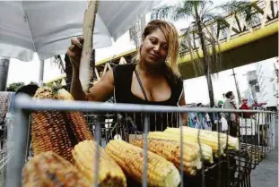  ??  ?? Maria Alcilene da Cunha, 36 anos, perdeu o emprego em 2014 e cansou de procurar uma vaga formal; a saída foi vender milho na região central de SP