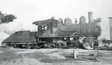  ?? Bob Barcus collection ?? Into the early 1960s, No. 4 was the switch engine for a gravel pit outside St. Louis. The locomotive is seen at work in 1955 shoving a string of hopper cars.