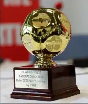  ??  ?? Le Trophée du meilleur sélectionn­eur du monde  de l’IFFHS, reçu hier par Didier Deschamps.