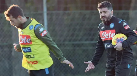  ??  ?? In campo Gattuso durante uno degli ultimi allenament­i sul campo di Castel Volturno Nella foto è insieme con Younes