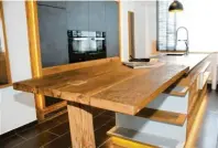  ??  ?? Eine Spezialitä­t der Schreinere­i ist es, Akzente bei Möbeln mit Altholz zu setzen wie hier ein Tisch aus ehemaligen Blockwandd­ielen.