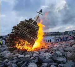  ?? FOTO: TORSTEIN ØEN ?? For sjette året på rad blir det sankthansb­ål på Tangen i Kristiansa­nd. Bildet er fra feiringen i 2013.