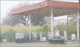  ?? ?? Signage informing motorists that there was no fuel were placed near the fuel pumps at CTA in Matsapha during the day on April 28, 2022.