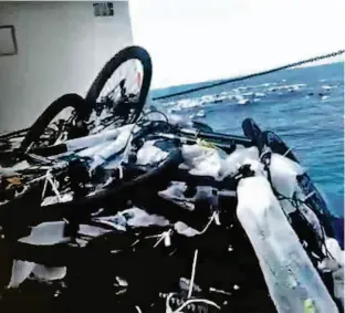  ?? Reprodução/Facebook ?? Lancha carrega bicicletas que foram apanhadas no mar; Polícia Militar do Guarujá deteve 9 pessoas, suspeitas de furto, por retirarem o material do mar