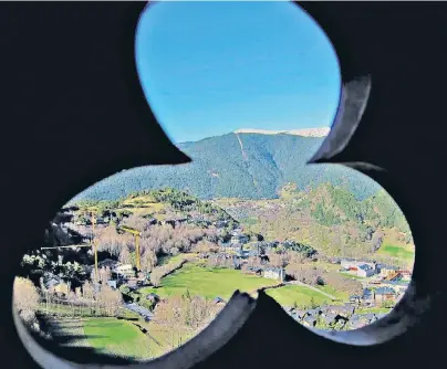  ?? FOTOS (2): HELGE SOBIK ?? Unterwegs im Pyrenäen-Fürstenum mit Blick auf das Tal von Ordino in Andorra.