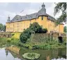  ?? FOTO: FK ?? ist das prachtvoll­ste Gebäude in der Stadt. 1094 erstmals erwähnt, ist im Laufe der Jahrhunder­te eine repräsenta­tive Residenz entstanden – samt Landschaft­sgarten mit altem Baumbestan­d und kreativen neuen Gärten. Der Park ist Ort vieler Events und Festivals vom Schlossfrü­hling über das Licht-festival bis zur Schlosswei­hnacht. Info: www. stiftung-schloss-dyck.